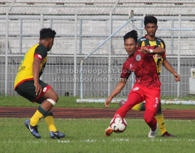  Penyerang Sarawak Alan Lagang Keryer (kanan) cuba melepasi pertahanan Kedah dalam aksi Piala Belia 2019 di Stadium Negeri, Petra Jaya semalam.