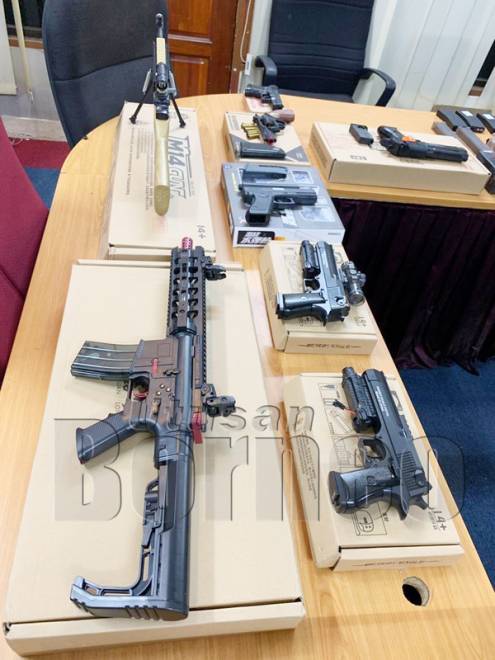 SEBAHAGIAN dari senjata api tiruan pelbagai jenis yang dirampas di dalam sebuah kedai tingkat satu sebuah pusat beli belah di sini.