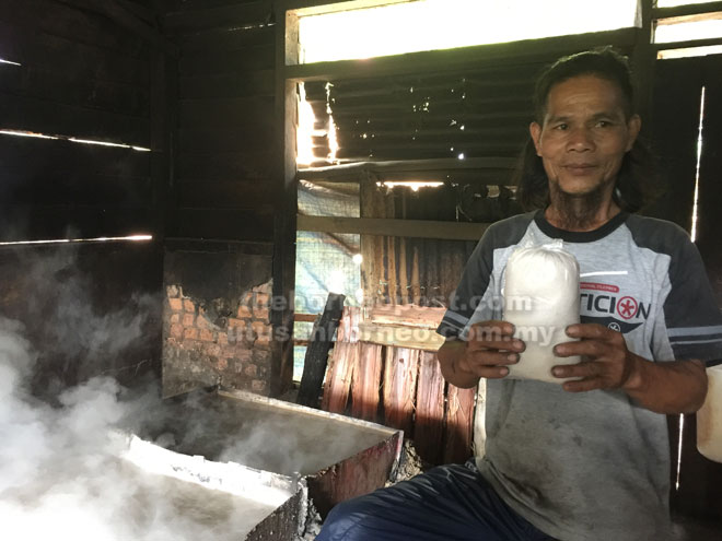  Nofolde menunjukkan garam yang sudah siap diproses dan sedia untuk dijual.