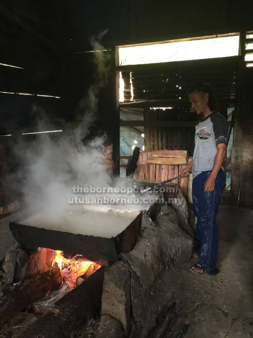  Nofolde sedang merebus air masin untuk dijadikan garam.