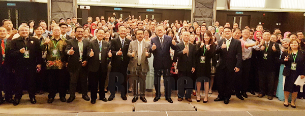 PESERTA seminar merakam gambar kenangan bersama penganjur dan tetamu kehormat.