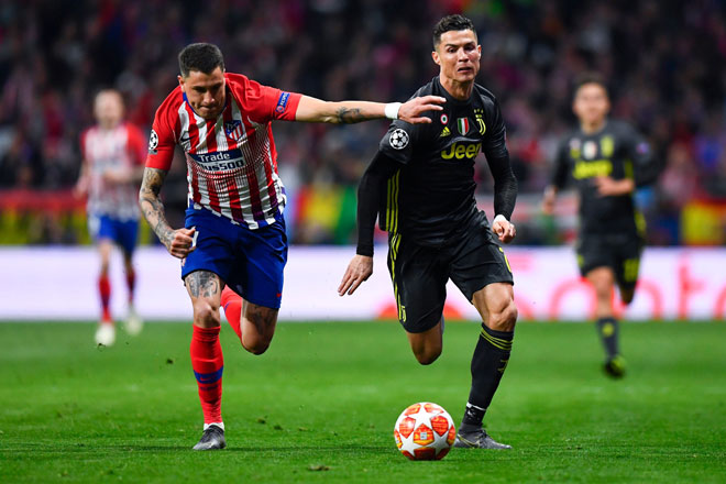  Ronaldo (kanan) dan Gimenez bersaing untuk mendapatkan bola ketika beraksi pada perlawanan di Stadium Wanda Metropolitano, Madrid pada Rabu lepas. — Gambar AFP 