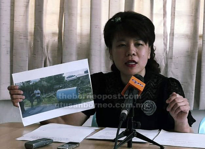  Yong menunjukkan gambar yang diambil di tapak pembinaan rumah baharu Tchee di Lorong 10A, Skim Penempatan Semula Stampin.