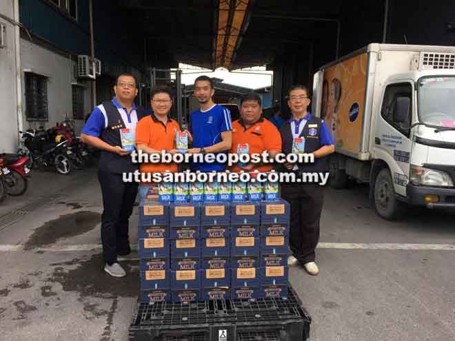 Wakil Supreme Food Supply (M) Sdn Bhd Brandon Wee (tengah) menyerahkan barang tajaan kepada                                            Ketua Pemuda Hakka, Enson (dua kiri), disaksikan oleh Pegawai Kebajikan Gabungan Pemuda Jong Lih Khing (kanan), Timbalan Presiden Gabungan Pemuda Chen Fong Hoo (kiri) dan Pegawai Kebajikan Hakka Chong Teck Miaw (dua kanan) semalam.   