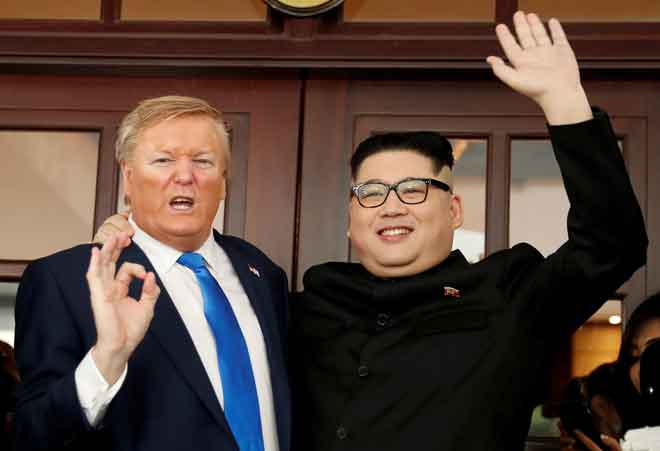  Howard X, peniru Kim yang berbangsa Cina Australia, dan Dennis Alan, yang meniru Trump, bergambar di Hotel Metropole, menjelang sidang kemuncak Trump-Kim yang akan diadakan di Hanoi, Vietnam pada Jumaat. — Gambar Reuters