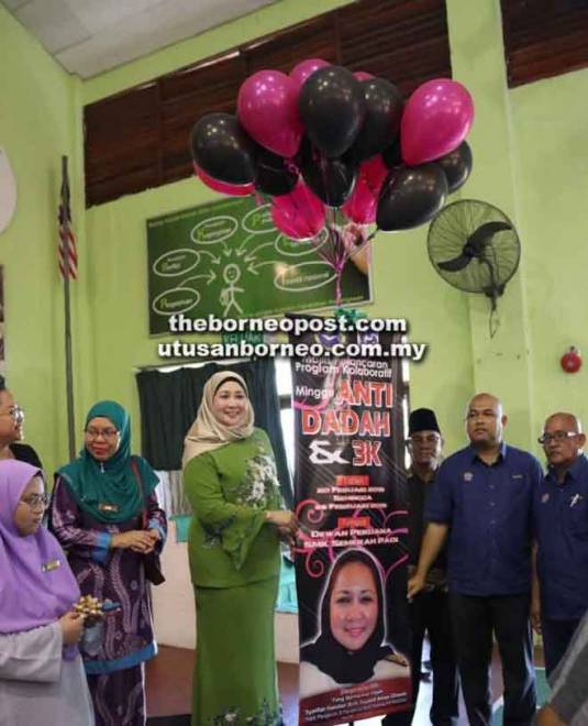  Sharifah Hasidah melancarkan Minggu Anti Dadah dan 3K SMK Semerah Padi pada Rabu.