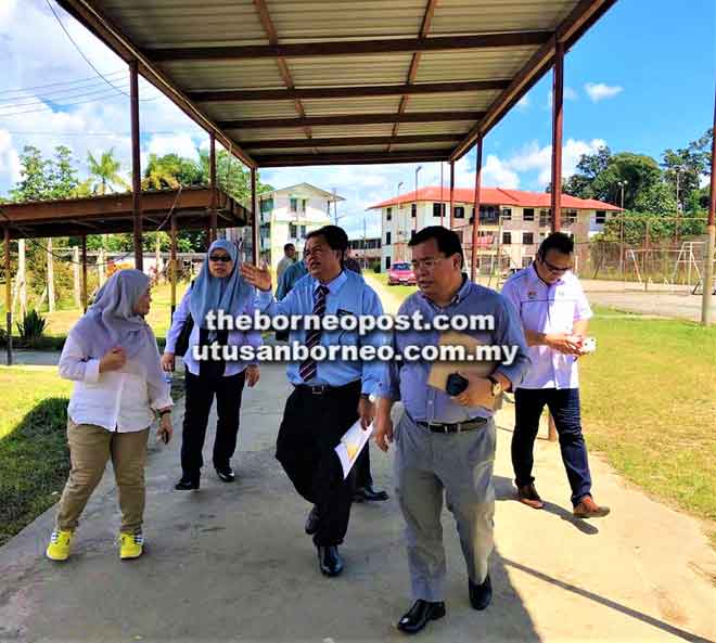  Jugah (dua kanan) serta pegawai KPM dari Putrajaya ketika meninjau salah satu sekolah di kawasannya, baru-baru ini.