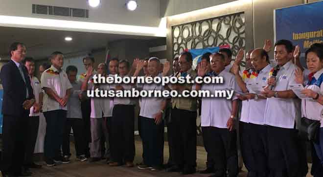  Baru (kiri) menyaksikan majlis angkat sumpah jawatankuasa cabang Selangau dan Hulu Rajang, semalam.