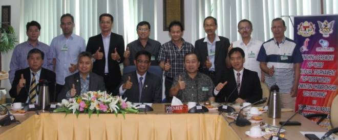  Abdul Karim bersama (duduk dari kanan) Setiausaha Tetap Kementerian Pelancongan, Kesenian, Kebudayaan, Belia dan Sukan Hii Chang Kee, Presiden WCBF Wu Jun Yan, Menteri Muda Sukan Datuk Snowdan Lawan dan Ketua Pegawai Eksekutif Perbadanan Sukan Sarawak (PSS) Dr Ong Kong Swee bergambar kenangan bersama wakil dari WCBF Sarawak dan WCBF.