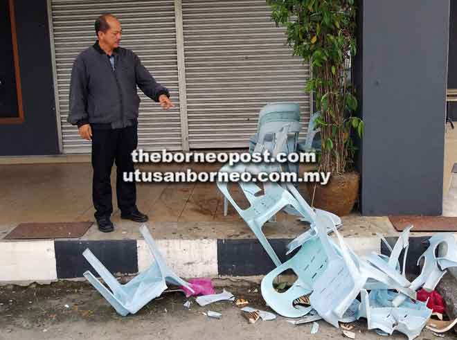  Stanley yang meninjau lokasi kejadian pagi semalam menunjukkan sebahagian kerusi yang dirosakkan suspek.