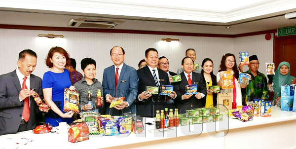 MADIUS (empat dari kiri),  Madayem (lima dari kiri) dan Stephen (lima dari kanan) bersama pengusaha IKS menunjukkan produk makanan yang akan dipamerkan di Foodex Japan 2019.