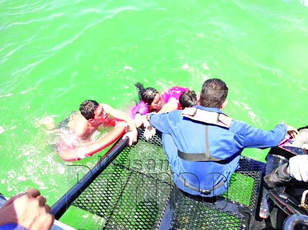 ANGGOTA TLDM CB 90 menyelamatkan lima mangsa bot pancung karam di perairan Sandakan.