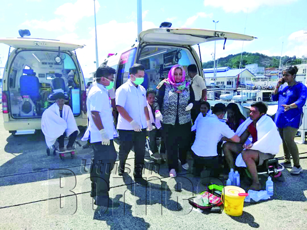 KELIMA-LIMA mangsa sedang menerima rawatan sebelum dihantar ke Hospital Duchess Of Kent.