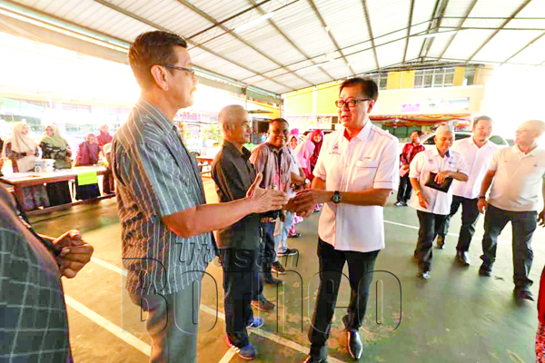 FRANKIE bersalaman dengan ibubapa dan guru di SK Sri Tanjung Papat 1.