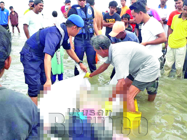 MAYAT lelaki dipercayai mangsa bot karam ditemui sedang dimasukkan ke dalam plastik mayat oleh anggota polis marin.