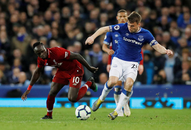  Sane (kiri) bergelut melepasi kawalan pemain Everton ketika bersaing pada perlawanan liga di Goodison Park, Liverpool Ahad lepas. — Gambar AFP