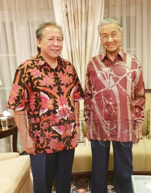 ANIFAH (kiri) merakamkan gambar kenangan bersama Tun Mahathir (kanan) sempena pertemuan itu.