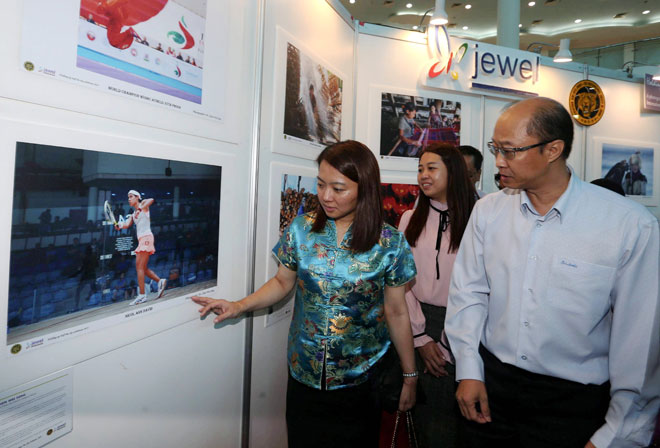  Yeoh dibawa melawat pameran gambar berkonsepkan wanita selepas merasmikan Sambutan Hari Wanita 2019 Peringakat Negeri Johor di IOI Mall, Kulai, dekat Kuali, semalam. Hadir sama Liow (belakang). — Gambar Bernama