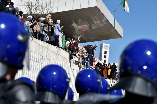  Sekumpulan pelajar berdemonstrasi di kolej perubatan di Algiers pada 3 Mac lepas bagi membantah cubaan Bouteflika untuk bertanding semula bagi penggal kelima. — Gambar AFP