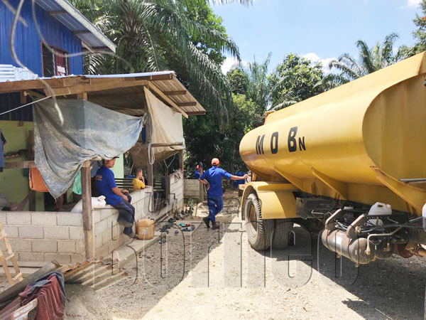 LORI tangki Majlis Daerah Beluran yang terlibat pengagihan bekalan air bersih di perkampungan terjejas kemarau. 