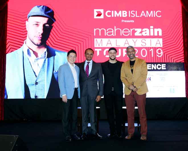  Maher Zain (dua kanan) bersama  Ketua Pegawai Eksekutif Perbankan Islam Kumpulan CIMB Group Rafe Haneef (dua kiri), Ketua Pegawai Pemasaran Kumpulan CIMB Group Mohamed Adam Wee Abdullah (kiri) dan Ketua Pegawai Eksekutif Kumpulan MyEvents International Shahul Hameed Dawood di acara dan sidang media ‘In Conversation With Maher Zain menjelang Maher Zain Malaysia Tour 2019 semalam. — Gambar Bernama