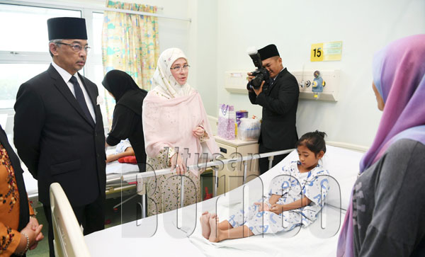  SULTAN Abdullah (kiri) dan Permaisuri ketika berkenan melakukan lawatan ke Hospital Wanita dan Kanak-Kanak Sabah di Likas hari ini.