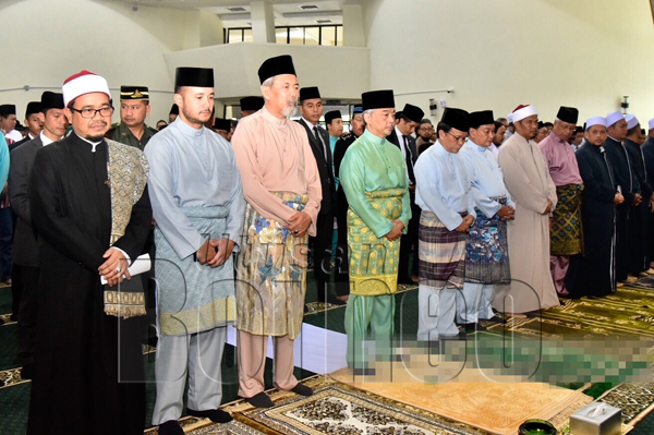 TUN Juhar (tiga dari kiri), Bongsu Aziz (kiri) bersama Sultan Abdullah (tengah) dan Mohd Shafie (enam dari kanan) berdiri bagi menghormati laungan azan sejurus tiba di Dewan Solat Utama Masjid Negeri. 