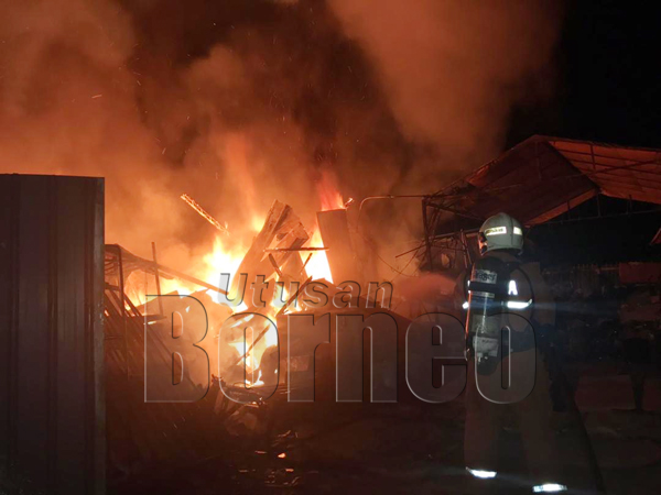 API marak yang menjejaskan sebahagian kawasan bengkel besi dan kedai membeli besi buruk.