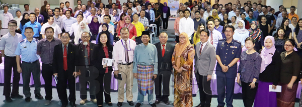 DAUD (tengah) merakamkan gambar kenangan bersama para peserta.