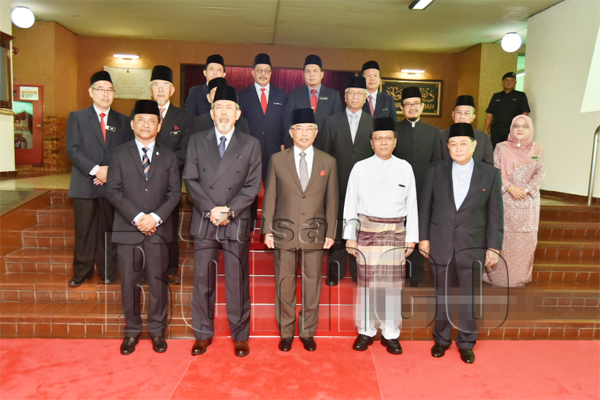 SULTAN Abdullah berkenan merakam gambar kenangan bersama Tun Juhar (dua dari kiri), Shafie (dua dari kanan) serta para Jawatankuasa MUIS.