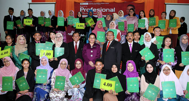  Mistirine (barisan tengah, tujuh kiri)  bersama pelajar yang mendapat keputusan cemerlang STPM seluruh Sabah sempena Majlis Pengumuman Keputusan Peperiksaan STPM 2018 di Dewan Dun Beaufort semalam. — Gambar Bernama