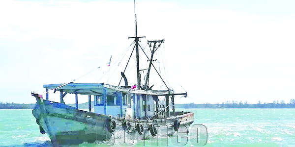 KAPAL nelayan yang menunda di kawasan larangan ditahan PPM Sandakan.