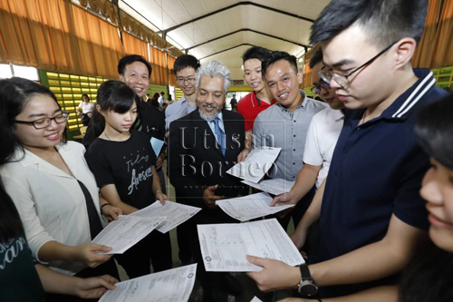 Pengetua SMK Batu Lintang Bakhtiar Afandi (tengah) bersama calon dari sekolah tersebut yang berjaya memperolehi gred A penuh dalam STPM 2018. - Gambar Chimon Upon