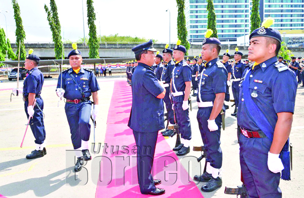 PEMERIKSAAN kawalan kehormat oleh Zaini (tengah) sempena lawatan kerja ke IPD Kota Kinabalu.