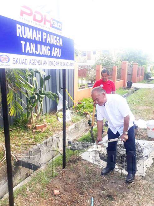 AWANG Ahmad merasmikan pemasangan papan tanda nama Pangsapuri Tanjung Aru dengan kempen 'Perangi Dadah Habis-Habisan'.