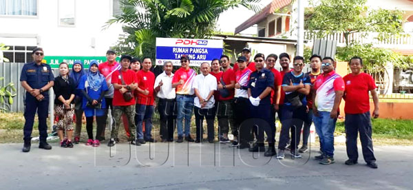 AWANG Ahmad bergambar kenangan bersama Jawatankuasa Kecil Skuad AADK Pangsapuri Tanjung Aru dan tetamu lain selepas merasmikan papan tanda.