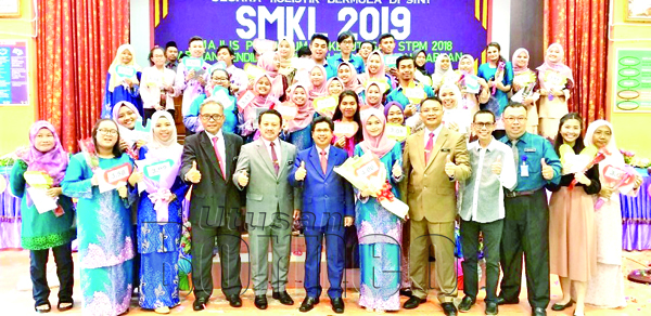 RAISIN (enam kiri) dan Ismail (lima kanan) bersama Farah Ain (enam kanan) serta 43 pelajar cemerlang STPM 2018.