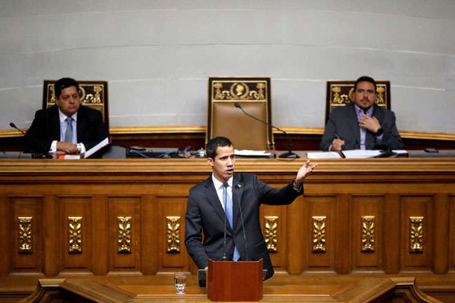  Guaido (depan) menunjukkan reaksi sewaktu sidang Dewan Negara di Caracas, Venezuela pada Isnin. — Gambar Reuters