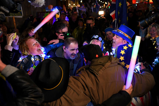  Penyokong anti-Brexit menunjukkan reaksi selepas undian Brexit di luar parlimen di London, Britain pada Selasa. — Gambar Reuters