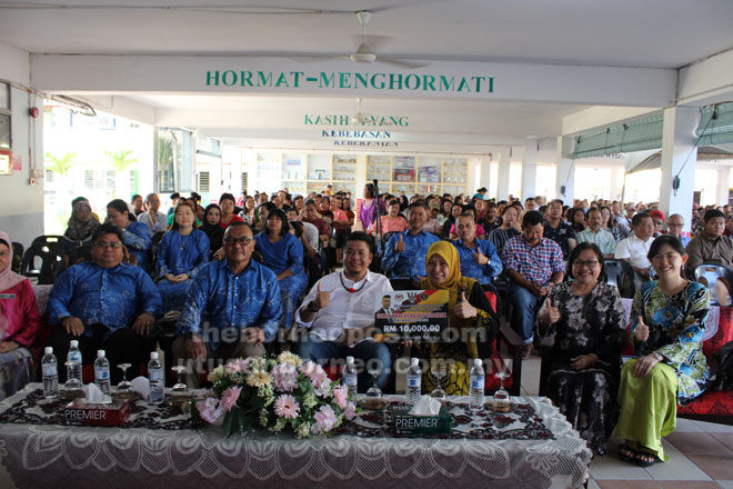  Lukanisman sereta bala bukai begambar ungkup kenang begulai enggau apai indai sida ti bisi datai maya Aum Besai Ninting Taun PIBG SMK Riam, bedau lama tu tadi.