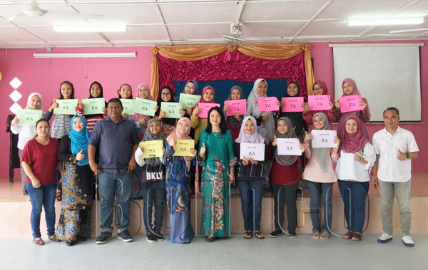PENGETUA SMK Agama Tun Juhar Roslan Diming menerima Anugerah Sekolah Cemerlang SPM 2018 di Kota Kinabalu. 