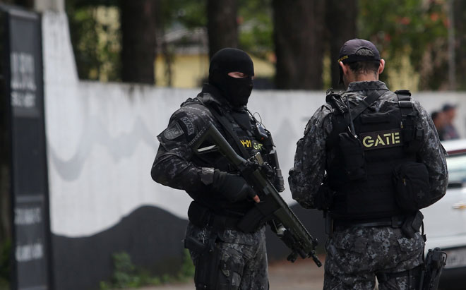  Anggota polis kelihatan di sekolah Raul Brasil selepas satu serangan tembakan di Suzano, negeri Sao Paulo, Brazil pada Rabu. — Gambar Reuters