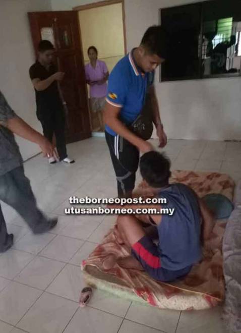  Suspek (duduk atas tilam) ditangkap di sebuah rumah panjang di Julau petang semalam.