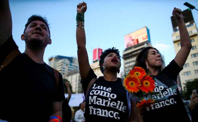  Seorang wanita (tengah) menjerit sewaktu demonstrasi untuk memperingati                   ulang tahun pertama pembunuhan Franco, di Buenos Aires, Argentina pada Khamis. — Gambar Reuters