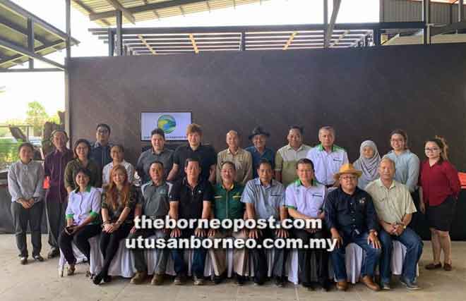  Dr Rahman (duduk empat kanan) enggau Sagah (duduk tengah) bgambar enggau raban sida lebuh ke nemuai ngagai Borneo Empurau Farm, Tarat, Serian apin lama udah. 