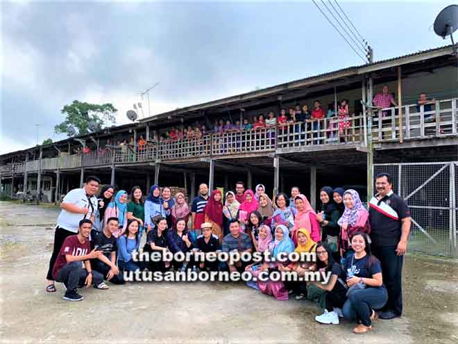  Raban graduet UNTAN nemuai ngagai rumah panjai di Sebangkoi, Sarikei.