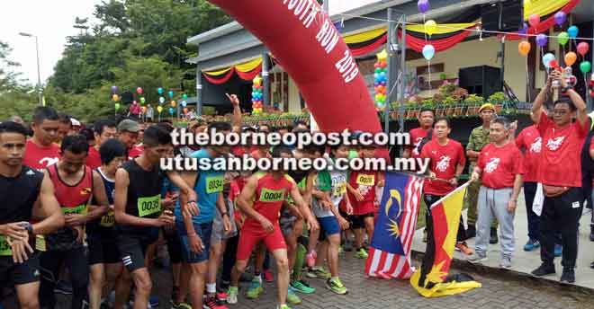  Abdul Karim (kanan), Snowdan dan Hii melepaskan peserta bagi kategori veteran lelaki dan wanita sempena Program Larian Belia Sarawak 2019 di Le’ Park Dewan Suarah Kuching semalam.