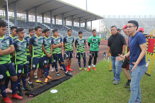 Cheng How (kanan) berkongsi tips dengan pemain Sarawak semasa sesi latihan di Stadium Negeri, Petra Jaya hari ini.