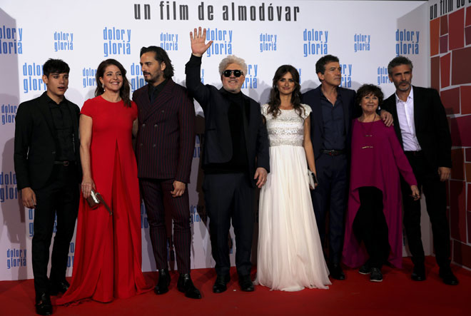  Pedro Almodovar melambai  bersama barisan pelakon semasa tayangan perdana filem terkini mereka ‘Pain and Glory’ di Madrid baru-baru ini. — Gambar Reuters