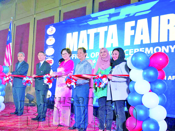 CHRISTINA (tiga dari kiri) menyempurnakan gimik perasmian pameran MATTA 2019 bersama tetamu kehormat yang lain.